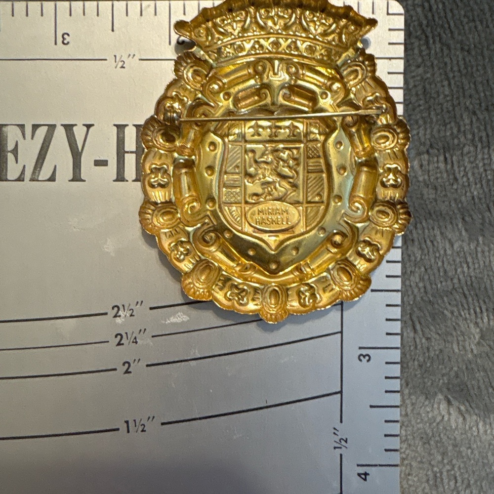 Vintage Miriam Haskell Gold Tone Heraldic Crest Brooch Signed Designer Statement - Picture 4 of 4
